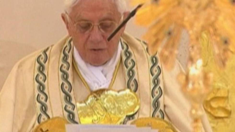 Le pape célèbre une messe devant des centaines de milliers de fidèles Le pape célèbre une messe devant des centaines de milliers de fidèles