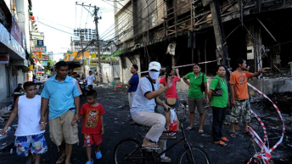 Calme précaire à Bangkok, l'armée traque les militants embusqués