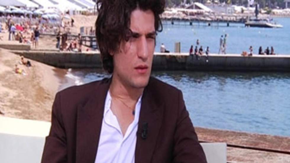 Louis Garrel sur la Croisette présente son histoire d'amour...