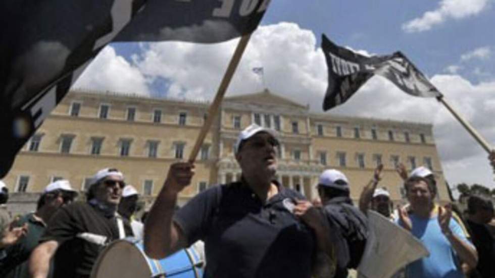 Les Grecs manifestent contre la réforme des retraites Les Grecs manifestent contre la réforme des retraites