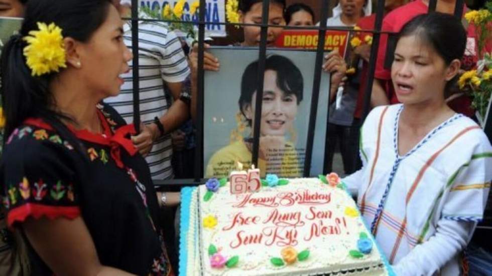 L'opposante Aung San Suu Kyi fête en détention son 65e anniversaire L'opposante Aung San Suu Kyi fête en détention son 65e anniversaire