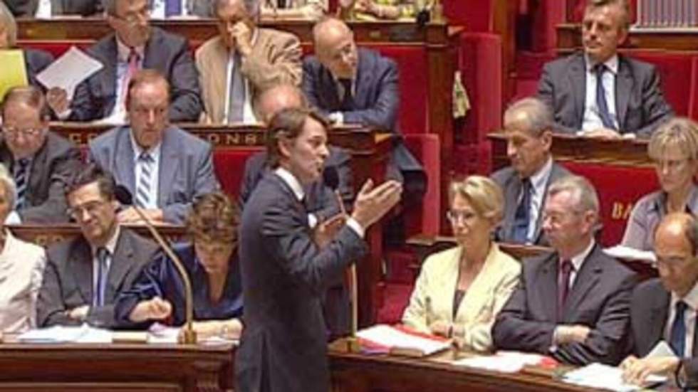 Accusé de faire le lit du FN dans l'affaire Bettencourt, le PS quitte l'hémicycle Accusé de faire le lit du FN dans l'affaire Bettencourt, le PS quitte l'hémicycle