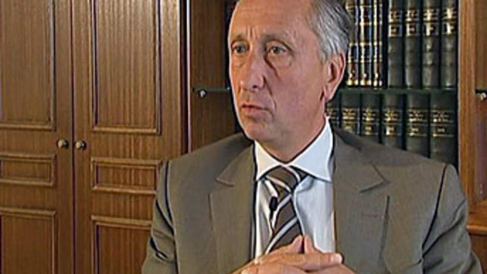 L’enquête ouverte par le juge Courroye dans l'affaire Bettencourt fait polémique L’enquête ouverte par le juge Courroye dans l'affaire Bettencourt fait polémique