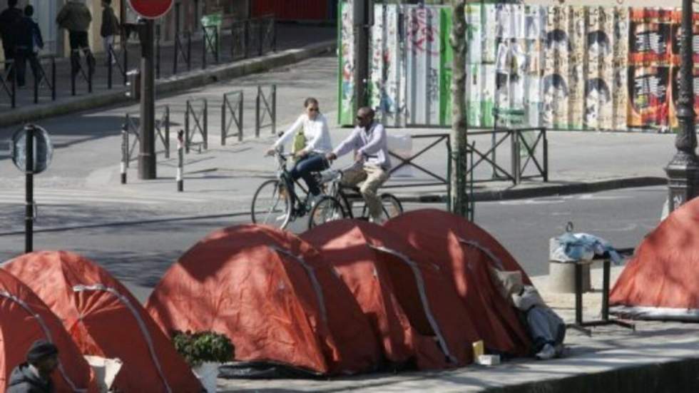 La police évacue le campement du canal Saint-Martin à Paris