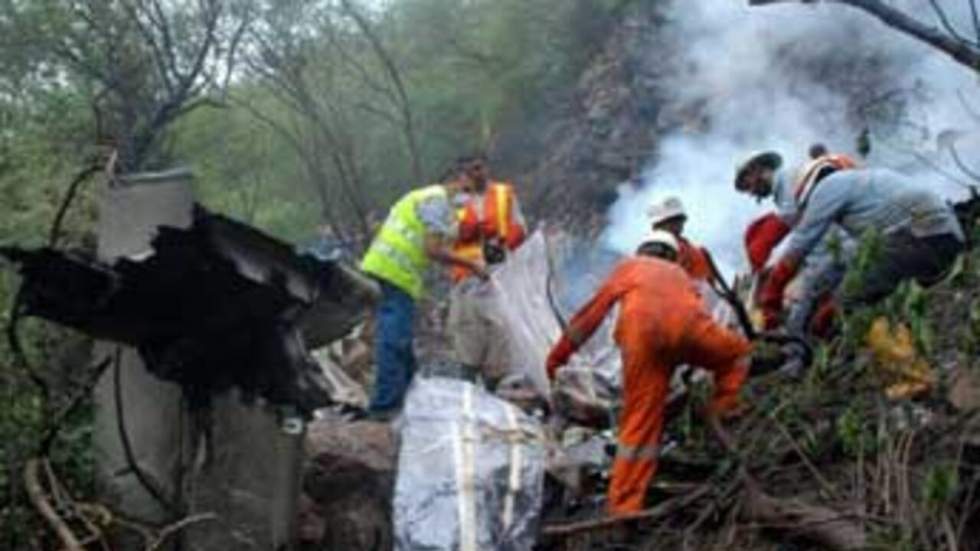 Au lendemain du crash, la pluie ralentit la recherche des boîtes noires