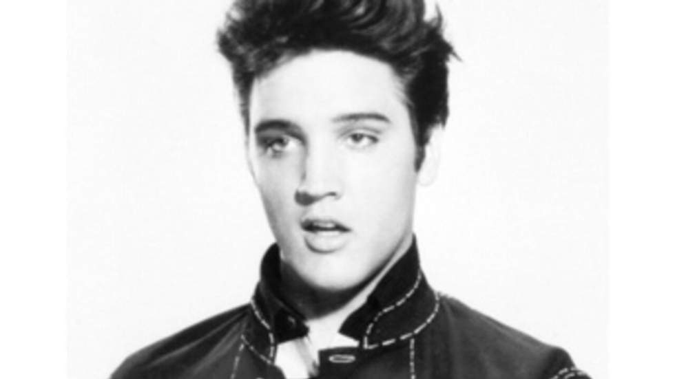 Les fans rendent hommage à Elvis Presley, 33 ans après sa mort