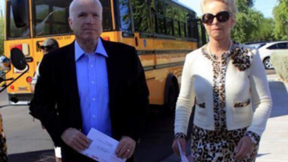 John McCain devance le candidat du mouvement "Tea Party" en Arizona