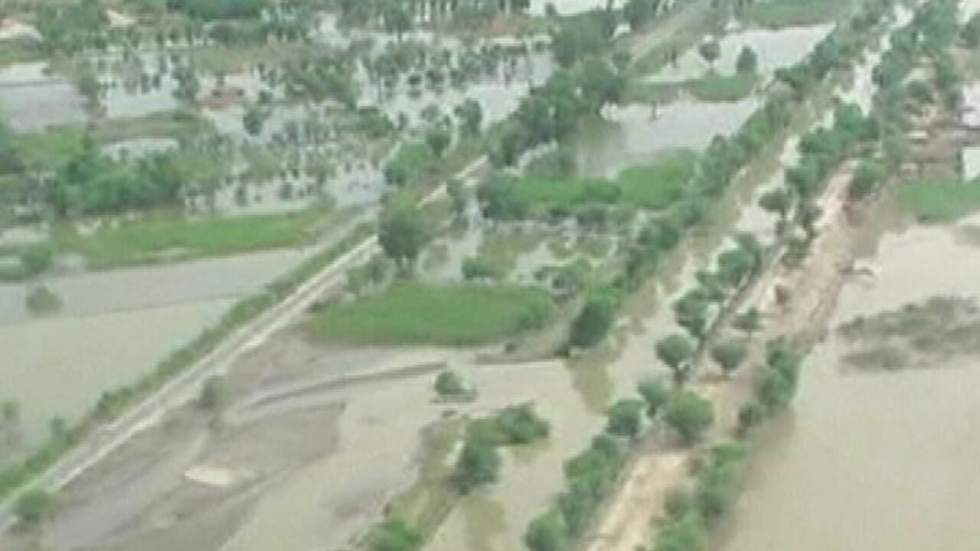 Des centaines de milliers de gens fuient la montée des eaux dans le sud du Pakistan