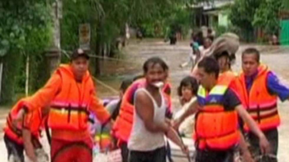 Un séisme suivi d'un tsunami fait une centaine de morts et plus de 500 disparus