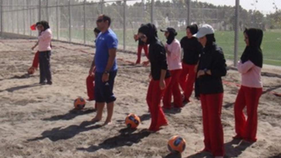 Quand la Fifa enseigne le beach soccer aux femmes de Téhéran