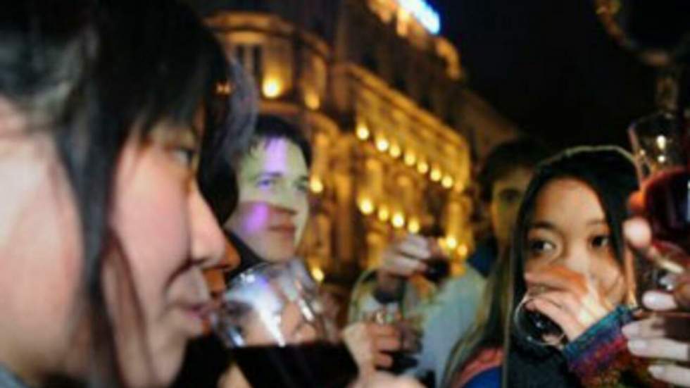 Le Beaujolais nouveau débarque sur les tables françaises... et étrangères Le Beaujolais nouveau débarque sur les tables françaises... et étrangères