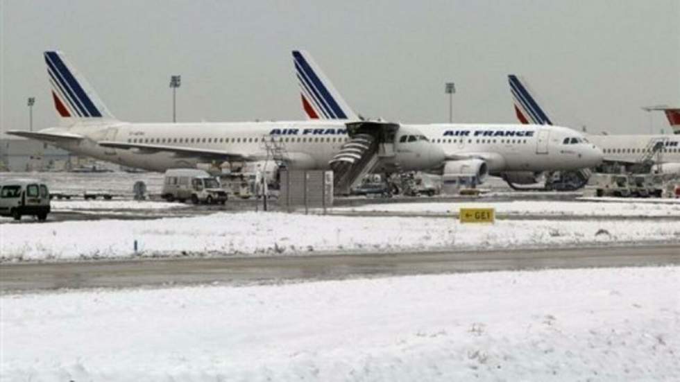 Le trafic est perturbé dans les aéroports et sur les rails