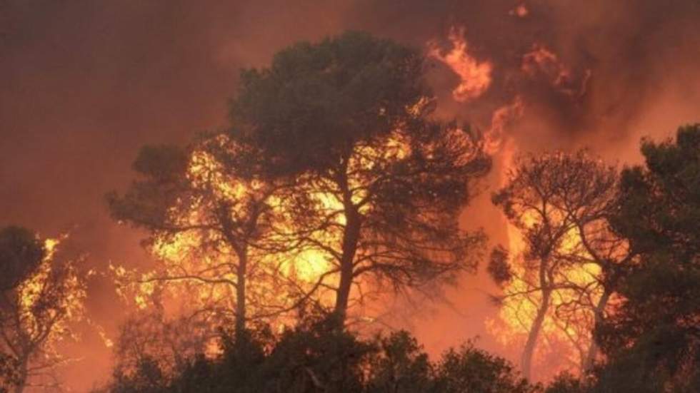 Mobilisation internationale pour tenter de maîtriser un incendie meurtrier Mobilisation internationale pour tenter de maîtriser un incendie meurtrier