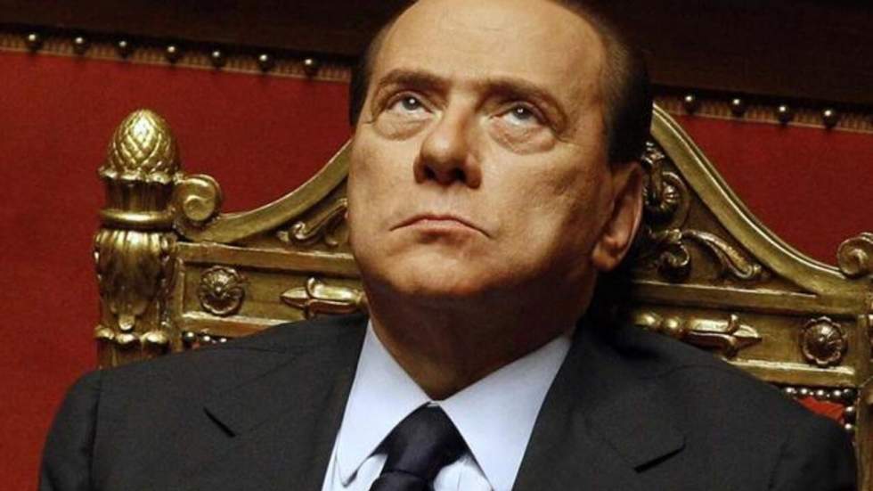 Silvio Berlusconi s’accroche du bout des doigts