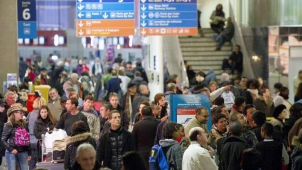 Des milliers de personnes ont passé la nuit dans les gares et aéroports parisiens Des milliers de personnes ont passé la nuit dans les gares et aéroports parisiens