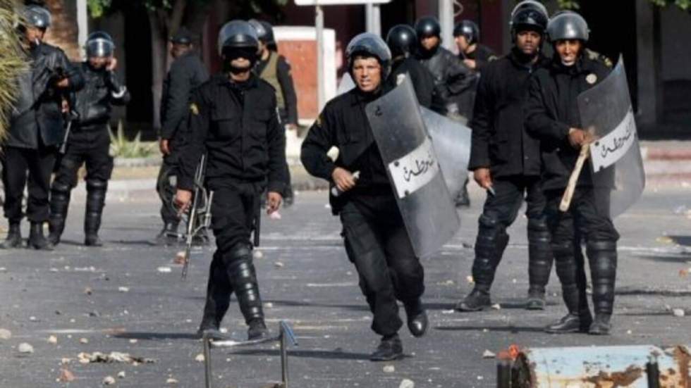 Ben Ali joue la carte de l'apaisement mais décrète le couvre-feu à Tunis Ben Ali joue la carte de l'apaisement mais décrète le couvre-feu à Tunis