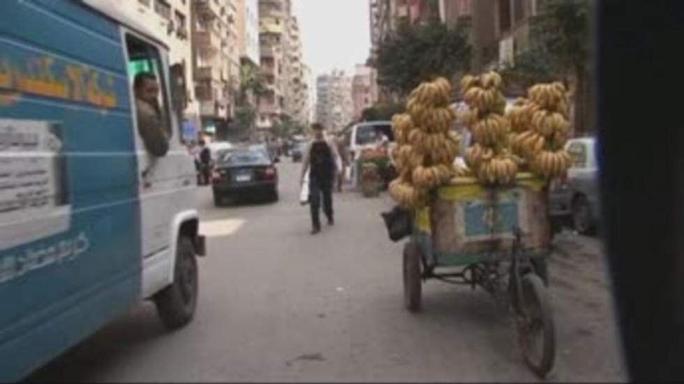 Moubarak tente de gagner du temps en promettant des hausses de salaire Moubarak tente de gagner du temps en promettant des hausses de salaire
