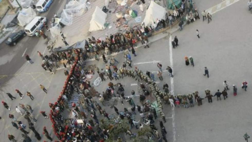 Des centaines de manifestants font de la résistance place Tahrir