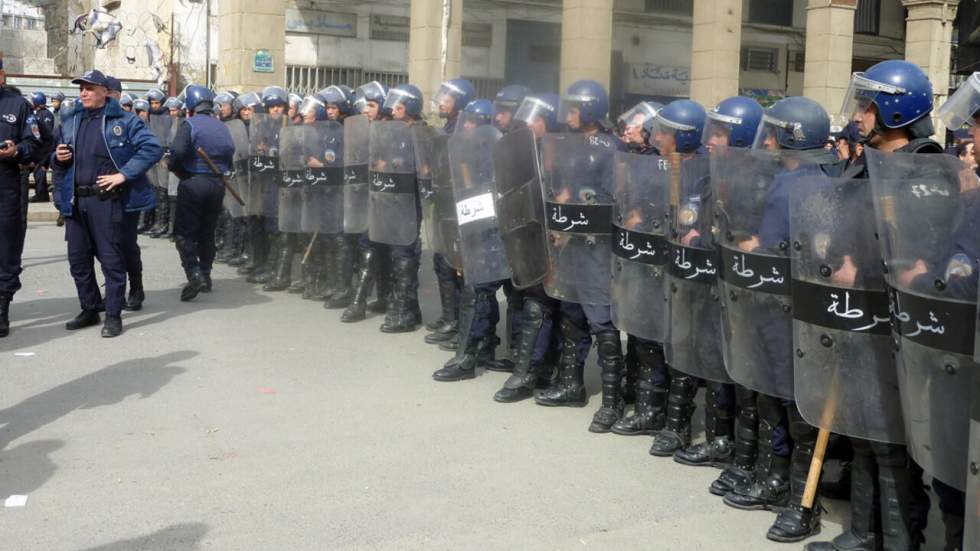 Les forces de l'ordre tentent de contenir les manifestants réunis à Alger