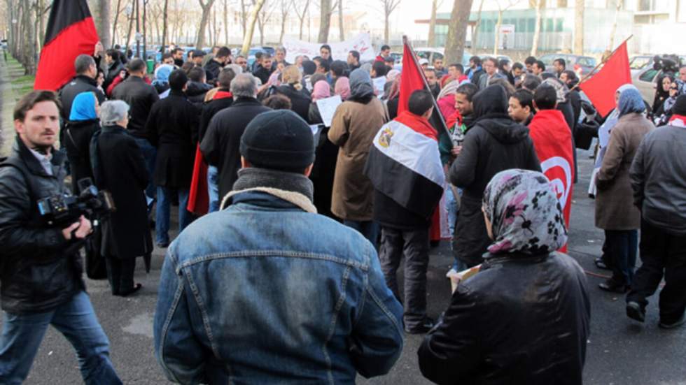 À Paris, une centaine de personnes dénoncent les crimes de Kadhafi