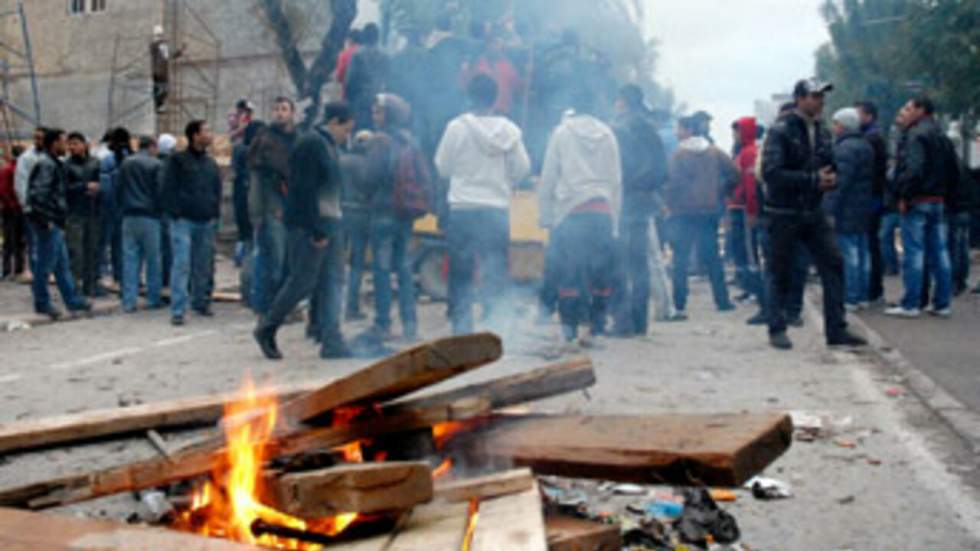 Trois morts dans des affrontements à Tunis