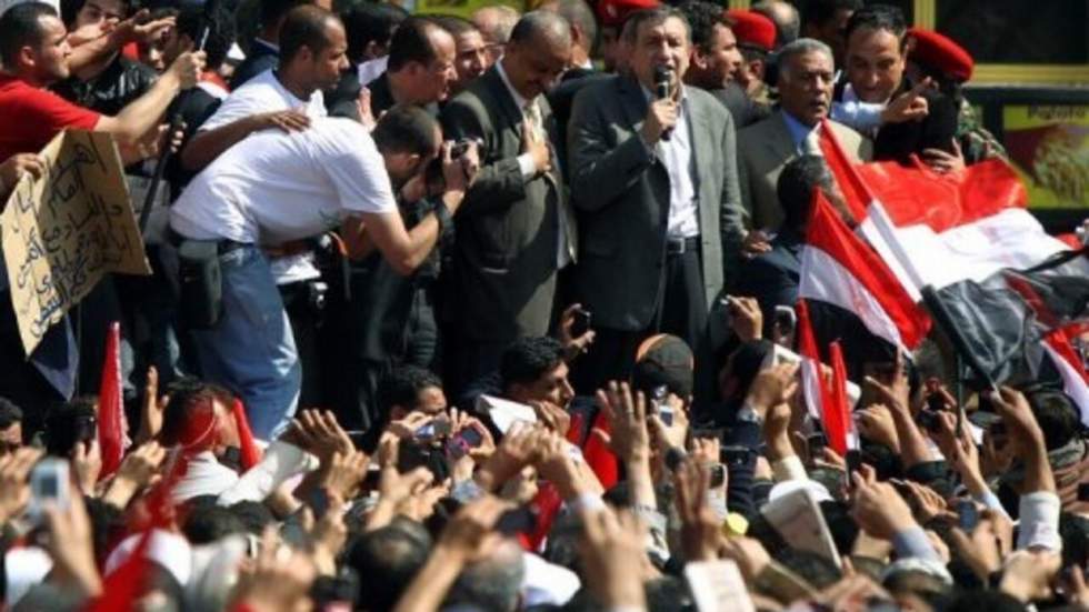 Le nouveau Premier ministre Essam Charaf "salue les martyrs" place Tahrir