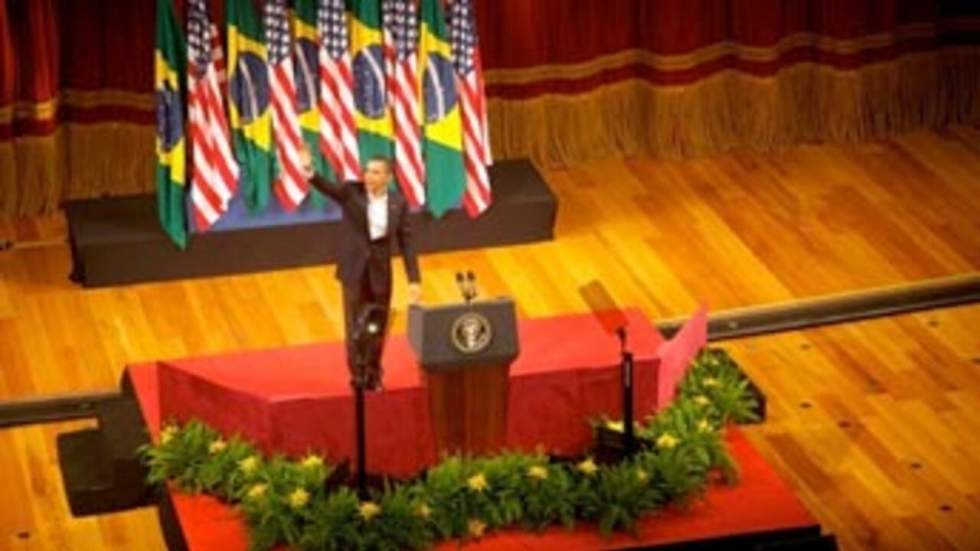 Barack Obama accueilli par les Brésiliens en rock star