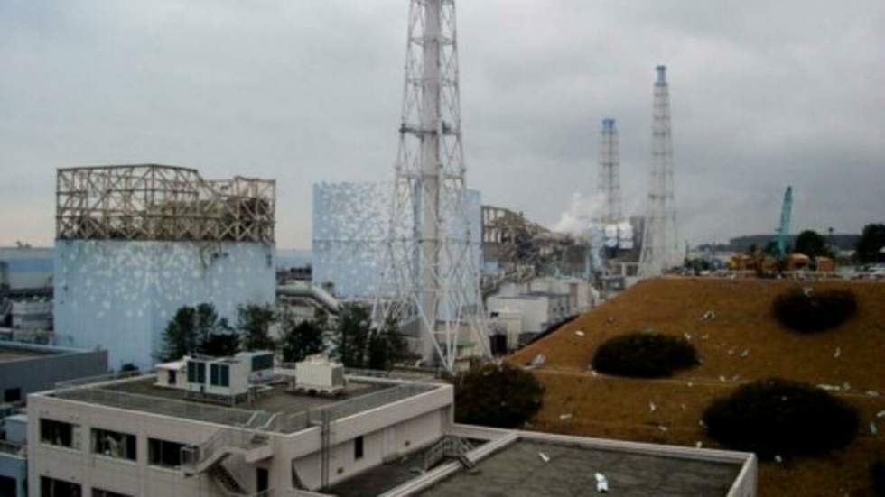 Des ouvriers tentent de colmater la fissure sur le réacteur n°2 de Fukushima Des ouvriers tentent de colmater la fissure sur le réacteur n°2 de Fukushima