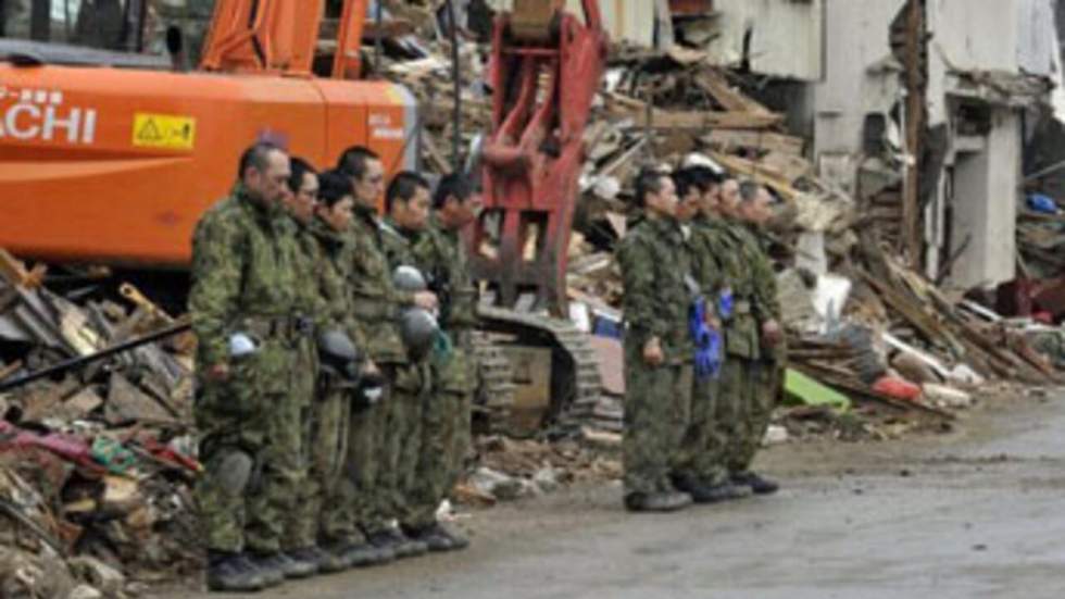 Un mois après le séisme, les Japonais rendent hommage aux victimes