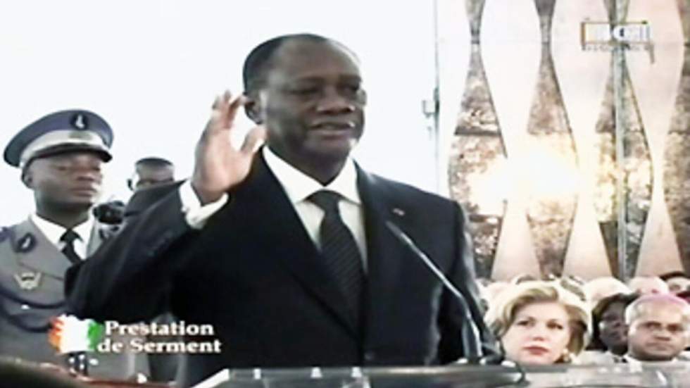 Le président ivoirien Alassane Ouattara prête serment à Abidjan