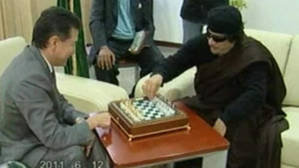 Le colonel Kadhafi joue aux échecs à la télévision libyenne