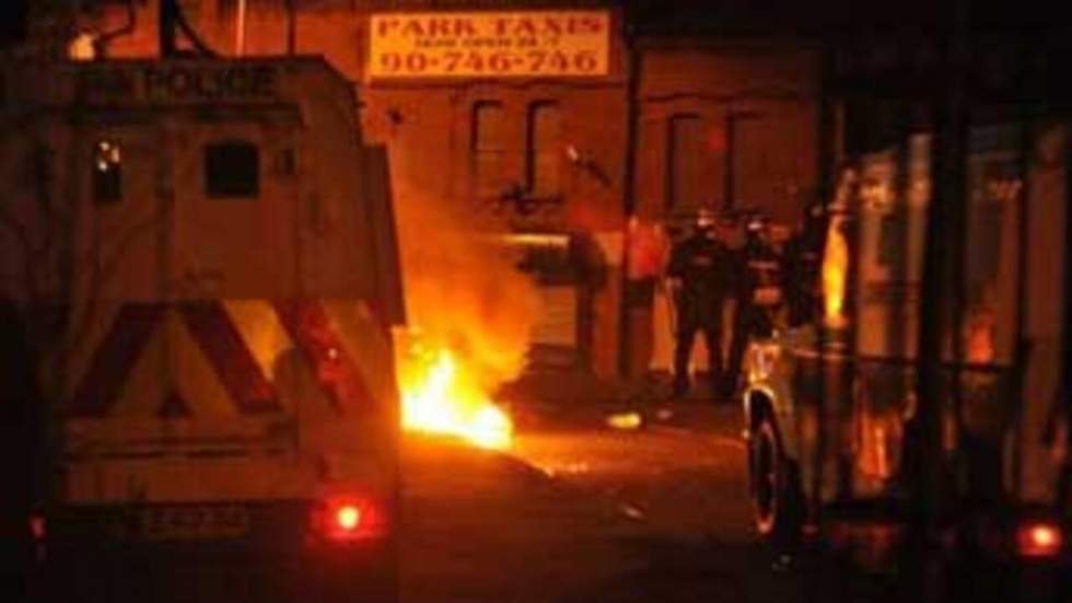 Vingt-deux policiers blessés à Belfast dans des affrontements avec des catholiques Vingt-deux policiers blessés à Belfast dans des affrontements avec des catholiques