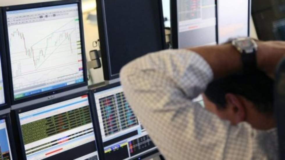 Suspendues à la crise de la zone euro, les Bourses décrochent