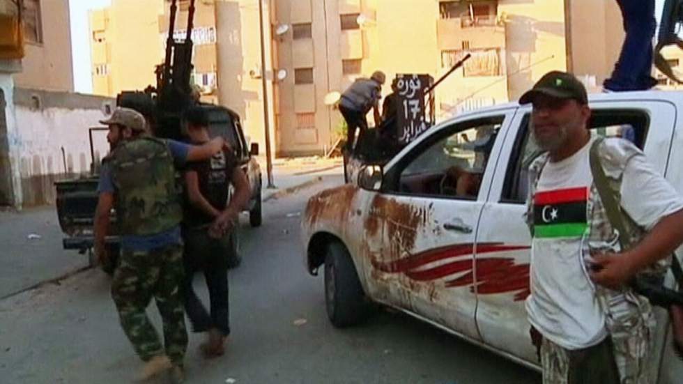 Les combattants mènent l'assaut dans le quartier d'Abou Salim