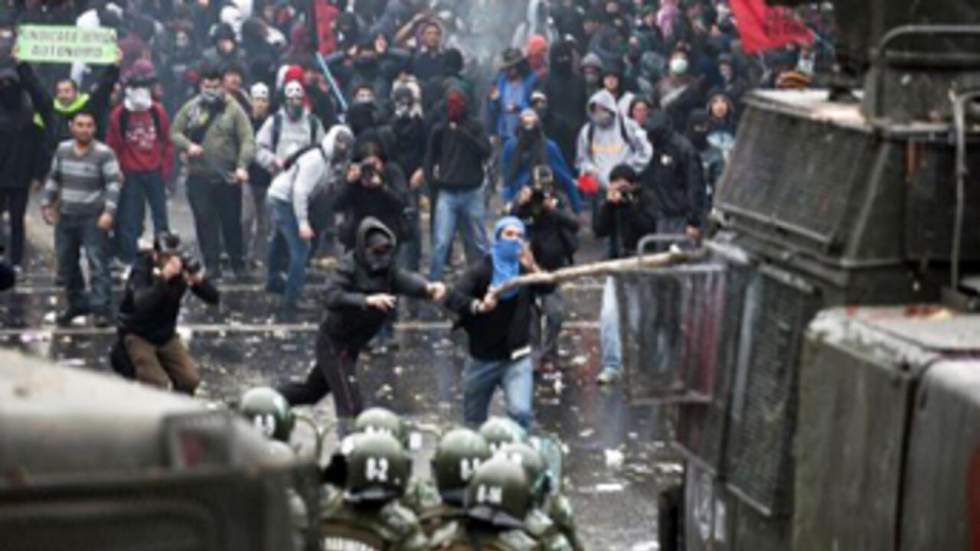 Un adolescent tué dans des heurts entre manifestants et policiers à Santiago