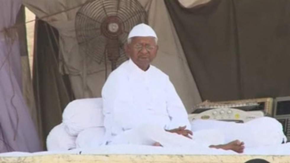 Le militant Anna Hazare met fin à sa grève de la faim Le militant Anna Hazare met fin à sa grève de la faim