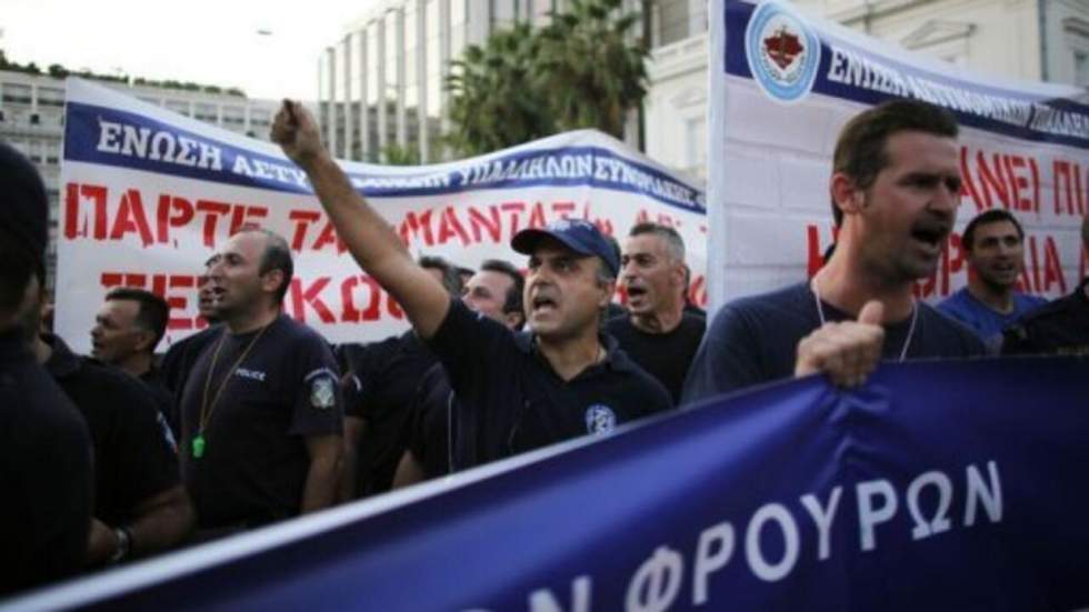Des fonctionnaires protestent à Athènes contre les mesures d'austérité Des fonctionnaires protestent à Athènes contre les mesures d'austérité