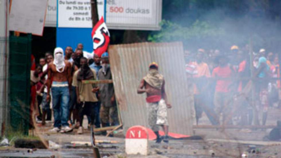 À Mayotte, la rue s'indigne contre la vie chère