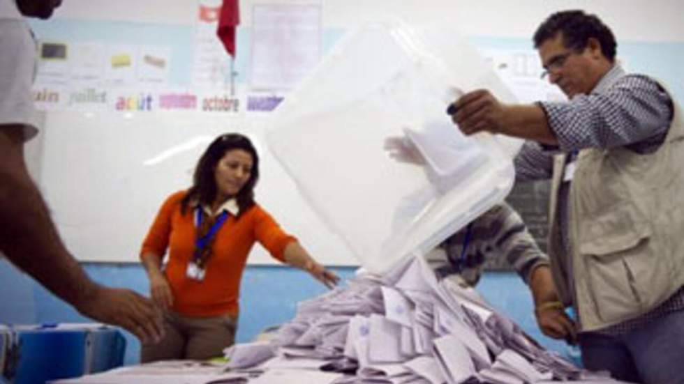 Mobilisés en masse dimanche, les Tunisiens attendent les résultats Mobilisés en masse dimanche, les Tunisiens attendent les résultats