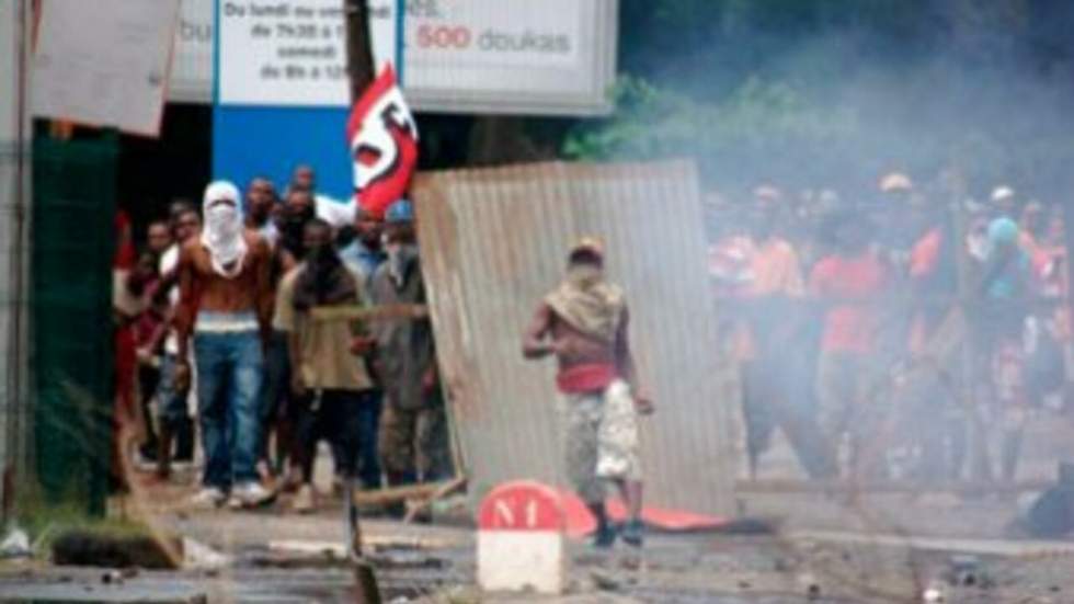 À Mayotte, la crise sociale provoque de violents affrontements