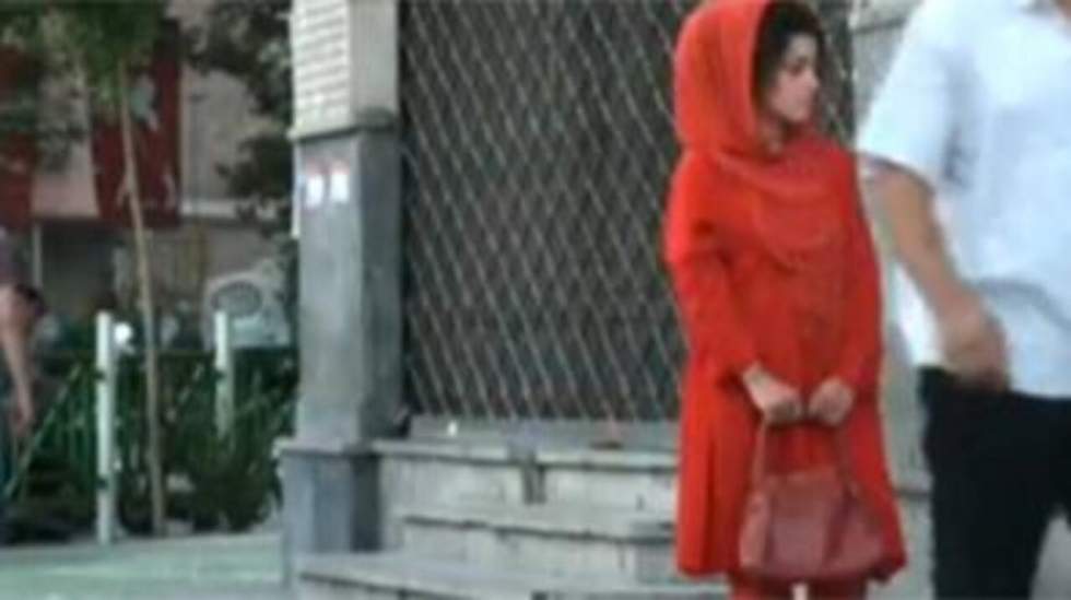 Rodéo de prisonniers et femmes en rouge en Iran