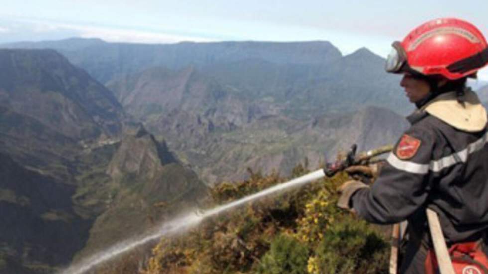 Arrivée de renforts pour lutter contre le feu du Parc national de La Réunion