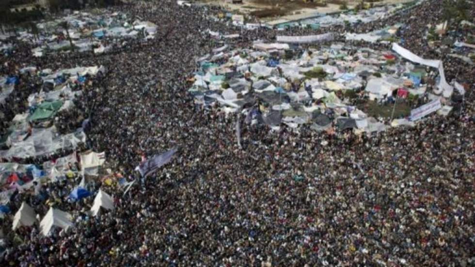 Des milliers de manifestants place Tahrir pour protester contre le pouvoir militaire