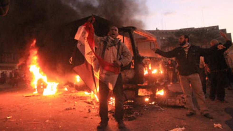 Heurts meurtriers entre policiers et manifestants sur la place Tahrir