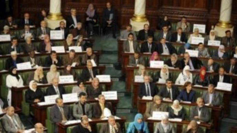 L'Assemblée constituante adopte une Constitution provisoire