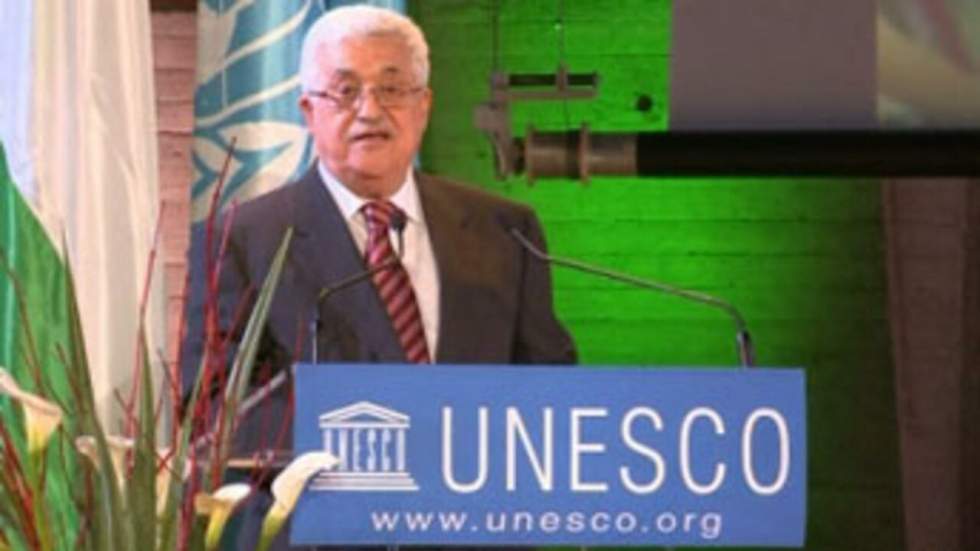 Mahmoud Abbas hisse le drapeau palestinien au siège de l'Unesco