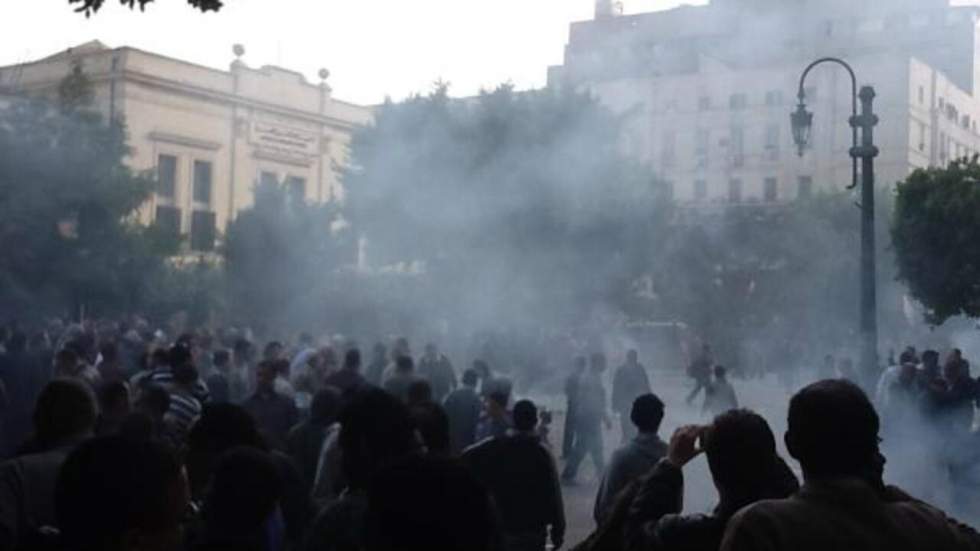 Heurts entre soldats et manifestants devant le siège du gouvernement