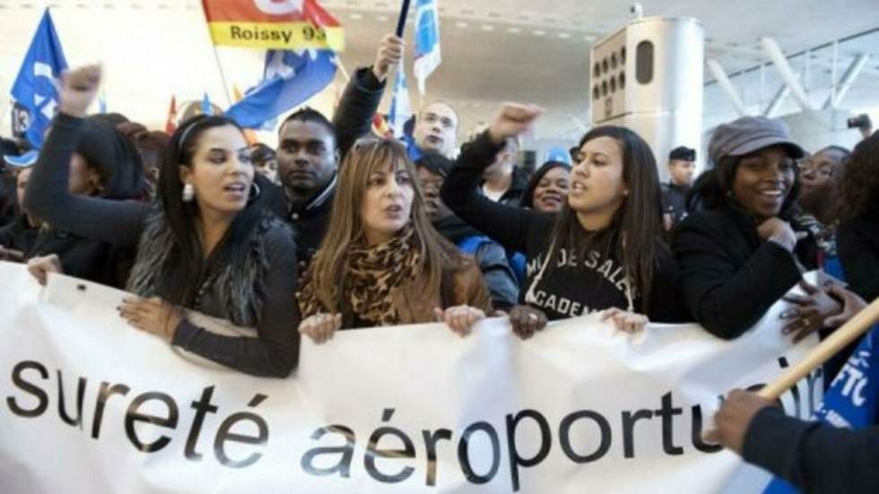 La grève dans les aéroports ouvre la voie à un débat politique