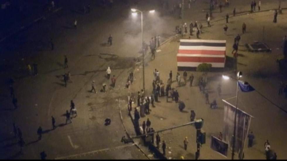 Nouvelle charge des forces de l'ordre sur la place Tahrir Nouvelle charge des forces de l'ordre sur la place Tahrir