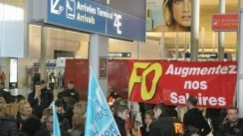 Aéroports : des policiers remplacent les grévistes, les syndicats indignés Aéroports : des policiers remplacent les grévistes, les syndicats indignés